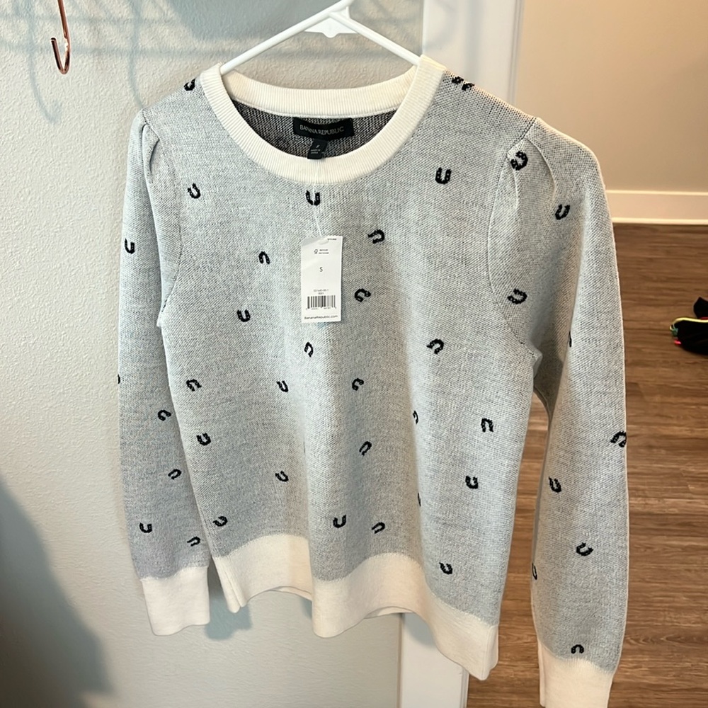 Banana Republic Gray and White Sweater with Navy Horseshoe Motif